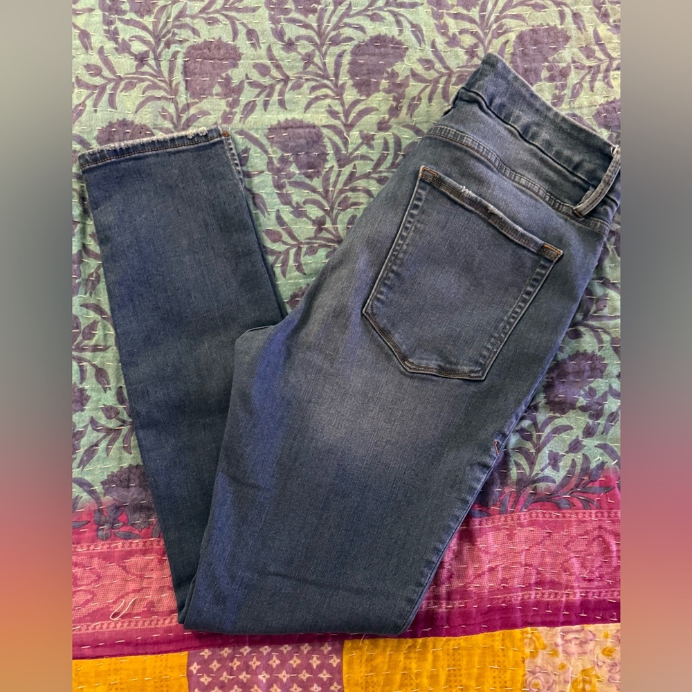 Good American good legs skinny jeans with split at ankles, FLATTERING!